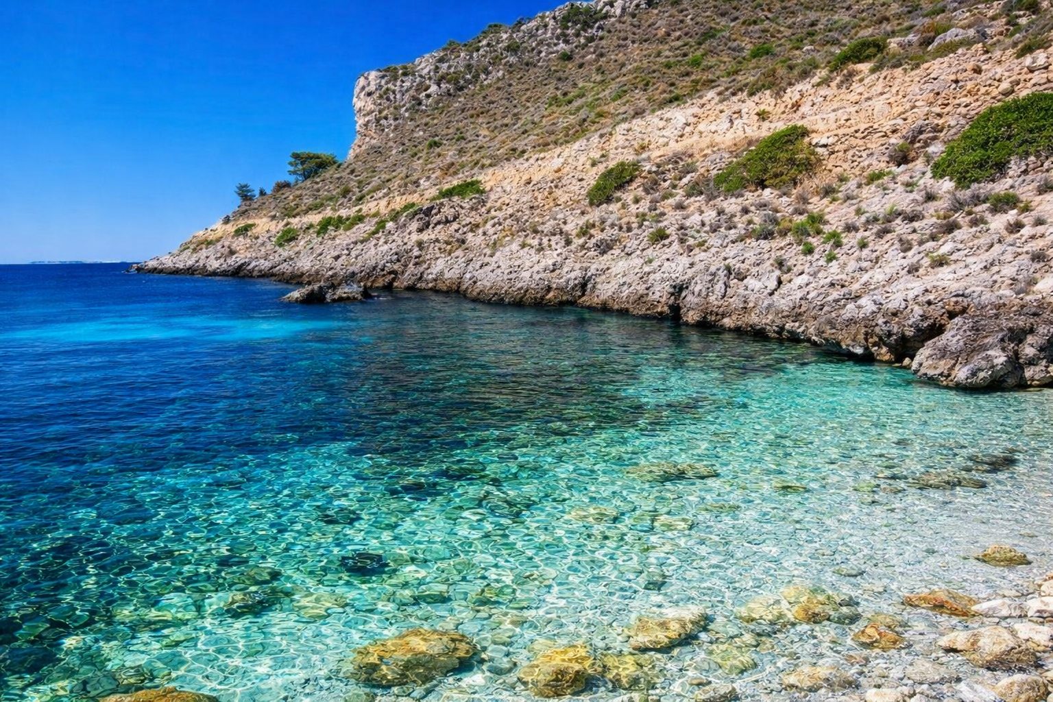 Spiaggia e mare cristallino a Levanzo