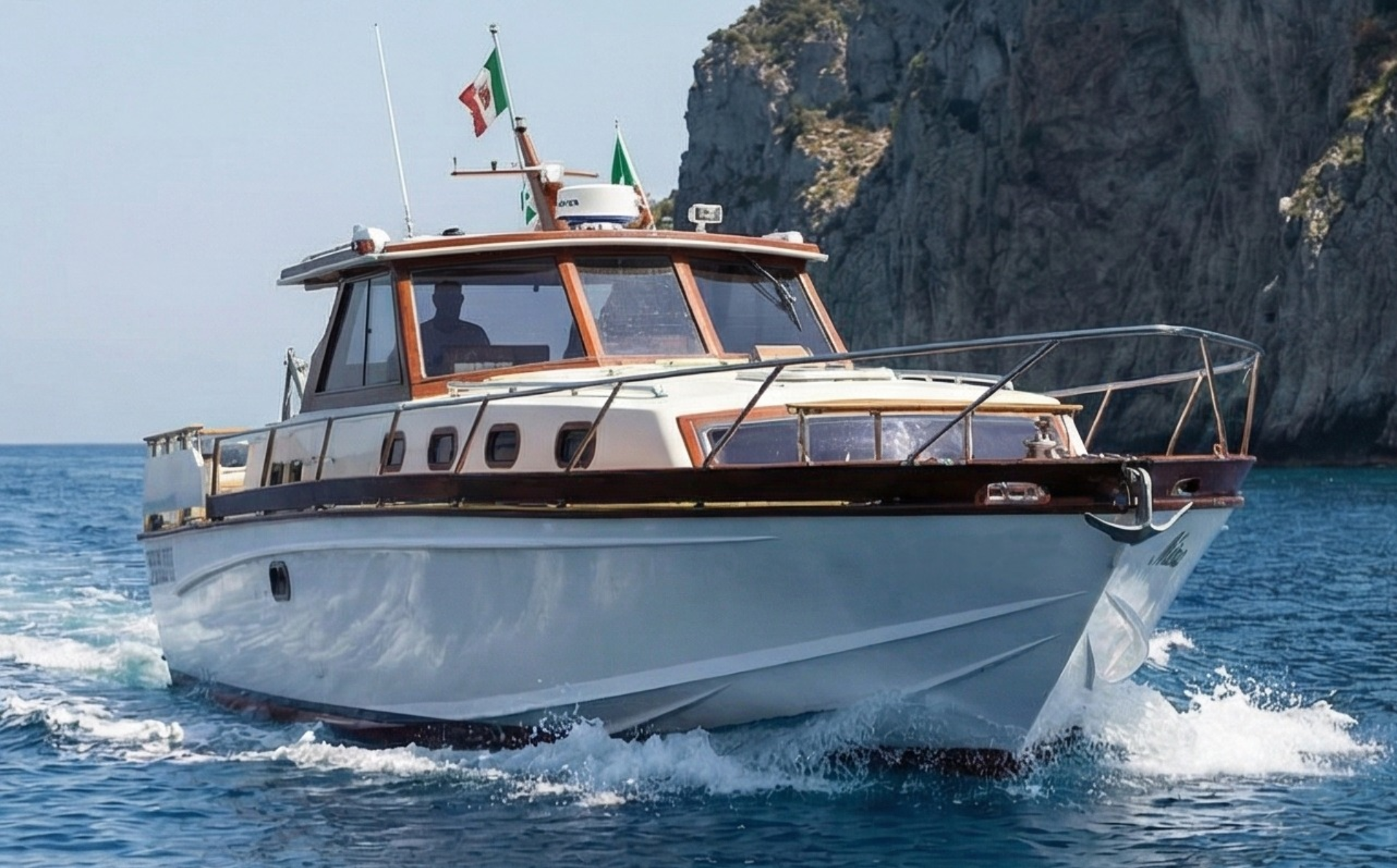 Micus in navigazione davanti alla costa