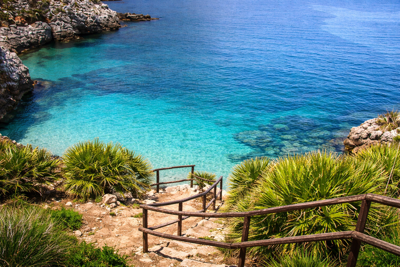 Acqua cristallina di Cala del Varo nello Zingaro