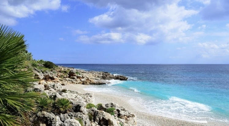 Cala dell’Uzzo nella Riserva dello Zingaro con mare cristallino