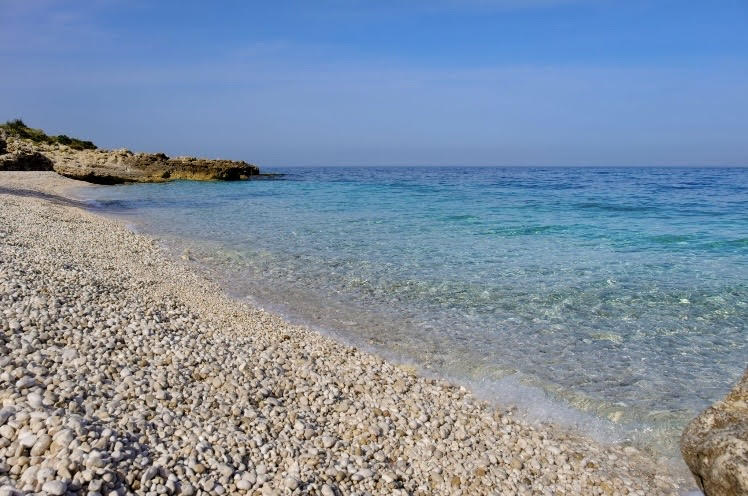 Spiaggia di Cala dell’Uzzo con acqua trasparente