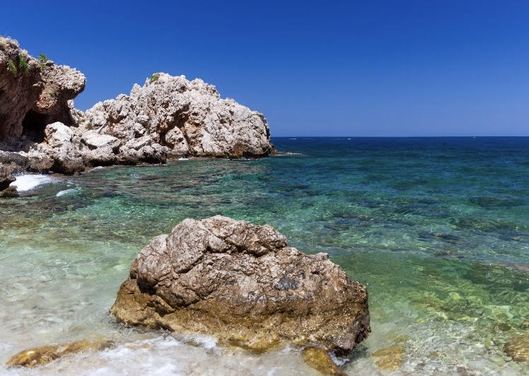 Mare cristallino e scogli di Cala della Disa