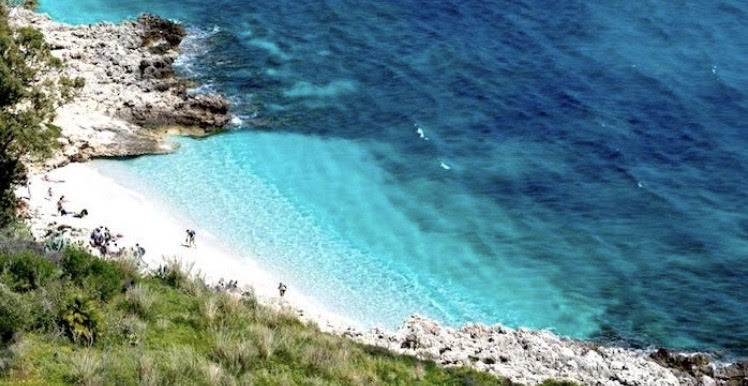 Spiaggia e mare di Cala Marinella nella Riserva dello Zingaro