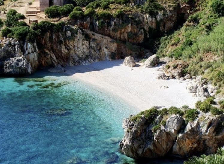 Cala Tonnarella dell’Uzzo nella Riserva dello Zingaro vista dall'alto
