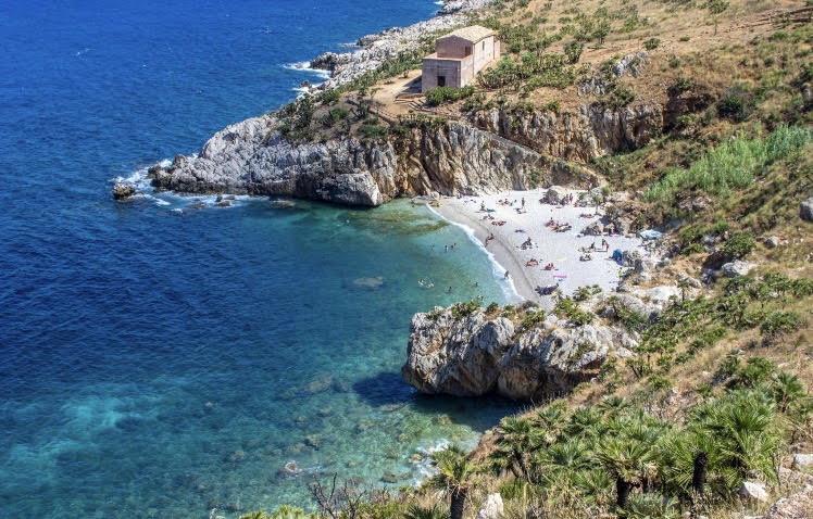 Spiaggia e mare cristallino di Cala Tonnarella dell’Uzzo
